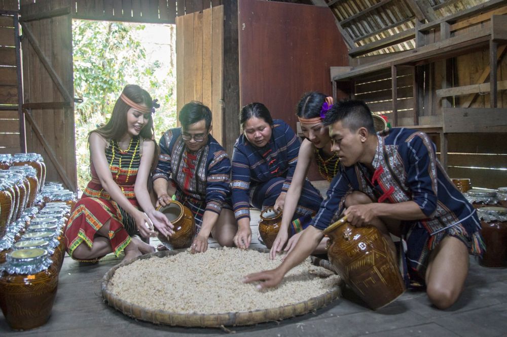 Làng văn hóa dân tộc là nơi du khách có thể khám phá văn hóa người Lạch, khoác lên mình những bộ trang phục truyền thống đầy màu sắc